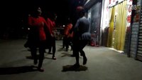 点击观看《焦陂百和广场舞 亲爱的姑娘 团体对跳双人广场舞视频》