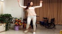 点击观看《小君广场舞 LOVEISMOVE 编舞韩国一帅哥 紧身裤正面广场健身舞蹈视频》