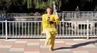 点击观看《月梅广场舞 回乡姑娘 舞队正背面动作示范 附口令分解动作教学视频》