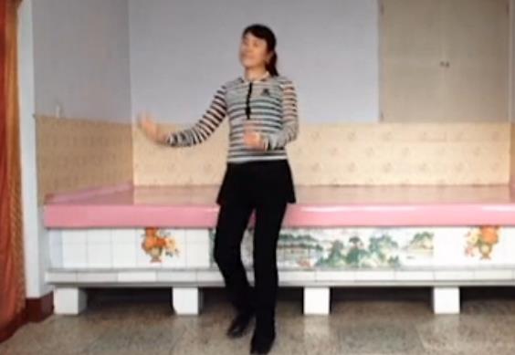 点击观看《商淑艳广场舞 乌来山下一朵花 演唱高胜美 附正反背面动作口令分解教学》