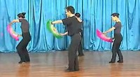 点击观看《王云生广场舞 风含情水含笑 演唱杨钰莹 形体扇子舞 正反面动作演示 附教学分解》