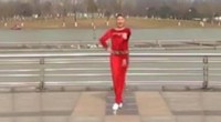 点击观看《青儿广场舞 妹妹不哭 演唱何鹏 附正背面动作演示 口令分解 广场舞视频教程》