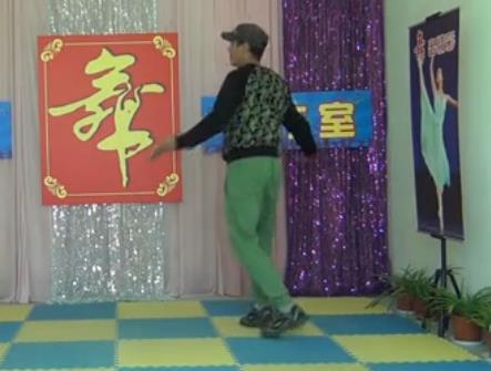点击观看《王立新广场舞 妹妹不哭 正面演示 农村中老年广场舞》