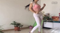 点击观看《紫晶木莓广场舞 妹妹请你爱上我 白色超薄紧身裤 自由舞视频》