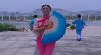 点击观看《去广场舞舞蹈课堂 第四套健身秧歌舞蹈动作教学视频 扇子舞健身秧歌舞蹈教学》