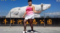 点击观看《桃花开舞广场舞 慢摇DJ串烧 超短丰满80后美女自拍慢摇舞视频》