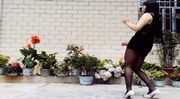点击观看《ok雪雪广场舞 Sister don't cry 超短裤黑丝美女阳台舞蹈》