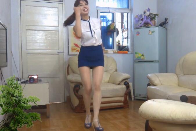 点击观看《任如意如意舞 心塞塞 性感制服美女背面完整版广场舞》