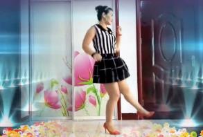点击观看《慧明挚爱广场舞 你到底爱谁 性感美女大姐短裙舞蹈》