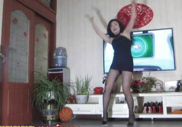 点击观看《金芙蓉广场舞 澎湃  黑丝短裙美女少妇大跳性感广场舞》