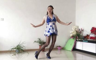 点击观看《紫晶木莓广场舞 辣妈DJ 编舞云裳》