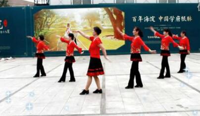 点击观看《北京广济桥广场舞 心花开在草原上 编舞廖弟 6人团队舞》