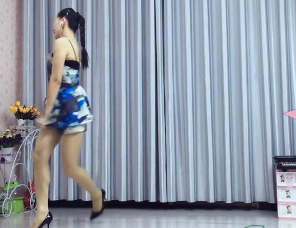 点击观看《青青世界广场舞 dj你是我心中最美丽的花 32步 步子舞》