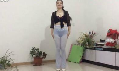 点击观看《紫晶木莓广场舞 哥要找老婆DJ 透明紧身裤美女热舞》