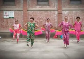 点击观看《焦陂百和广场舞 阿哥阿妹跳起来  新农村大妈坝坝舞扇子舞》