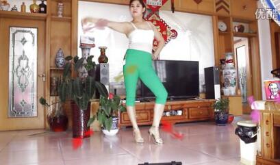 点击观看《幸福人生广场舞 再叫一声亲爱的  动感慢摇正面》