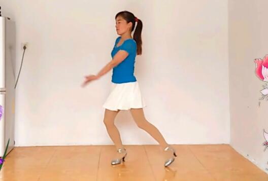 点击观看《玫香广场舞 掌声在哪里  欢快小舞蹈正面演示 范范编舞》
