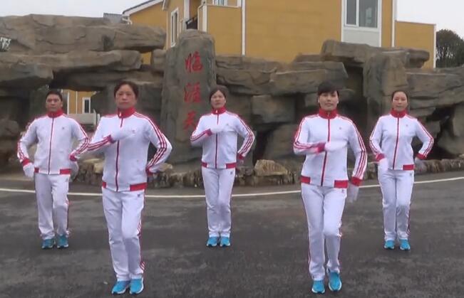 点击观看《云朵儿快乐舞步健身操 第六套完整版 附舞曲MP3》