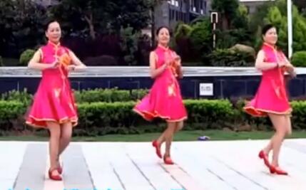 点击观看《陆川叶青广场舞 老妹你真美 乡间小情歌 团体舞版演示附个人正背面示范教学》