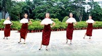 点击观看《凤凰香香广场舞 夜上海 怀旧旗袍扇子舞含正背面动作分解教学》