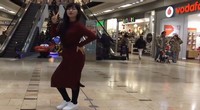 点击观看《微小微小美女 无厘头俏皮小舞蹈 趣味横生》