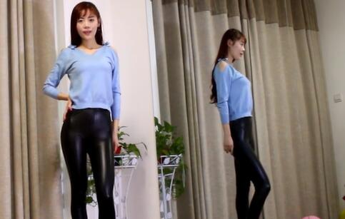 点击观看《小君广场舞  性感舞娘紧身皮裤热舞》