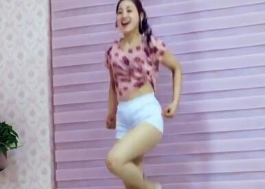 点击观看《青青世界广场舞 拍拍拍 热裤高跟美女性感舞动》