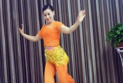 点击观看《青青世界广场舞 抱一下就好 热情的桑巴舞》