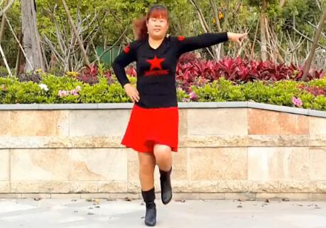 点击观看《红领巾广场舞 善良的姑娘 单人水兵舞中老年健身舞》