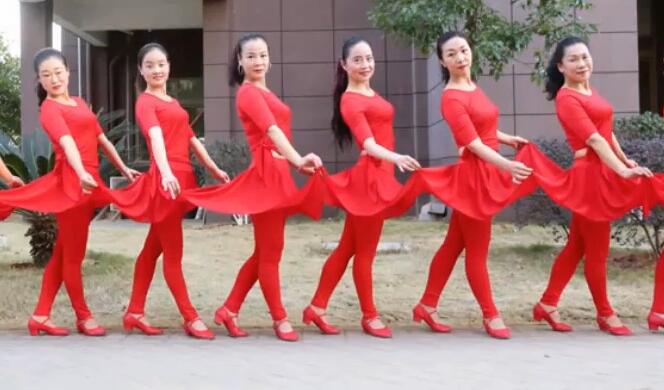点击观看《杨丽萍广场舞 只愿做你的新娘 附完整教学视频》