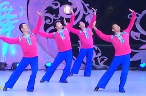 中国男子帅龙队广场舞 爱在西藏