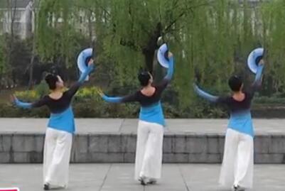 点击观看《铜乡梅锦广场舞 乌镇的桥 简单易学又好看的扇子舞》