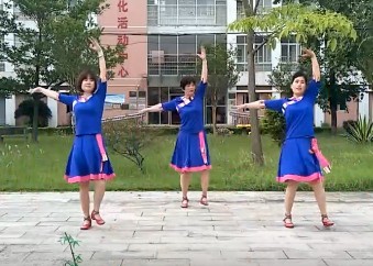 点击观看《英姿飞扬广场舞 九寨月亮弯 中老年健身舞》