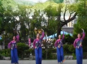 点击观看《刘荣广场舞 新浏阳河 新的一月欢乐迎七一》
