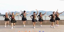 点击观看《红领巾广场舞 三月三 集体舞 一看就会的广场舞》