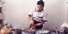 一曲《我在凉皮店等你》青青世界广场舞 生活视频
