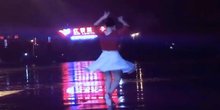 七月十五的夜晚跳广场舞《有点惊悚》我敢跳你敢看吗 青青世界广场舞