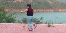 点击观看《鬼步舞教学《女人没有错》开心玫瑰广场舞，正背面附教学》