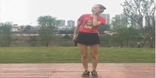 点击观看《红领巾广场舞 《爱情天堂》三步步子舞 减肥瘦身操》