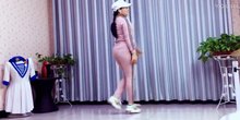 点击观看《青青世界广场舞《火火的姑娘》32步入门鬼步舞 媳妇跳得很灵活嘛》