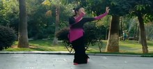 点击观看《妈妈的舞姿跳的真到位！深得舞蹈精髓《知道不知道》美美哒的现代古典舞》