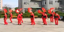 点击观看《大妈集体红衣美跳大扇子舞《红梅赞》喜庆洋洋庆国庆！》