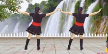 点击观看《中老年入门健身广场舞教学《DJ傻女人》蓝天云广场舞》