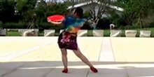 点击观看《応子广场舞《国色天香》旗袍扇子舞教程 附口令教学分解》