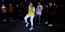 点击观看《白色裤子的阿姨跳的最好《鬼步这样跳才带劲》》
