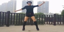 点击观看《陈静广场舞《摩托车摇》外景紧身四角裤真美》