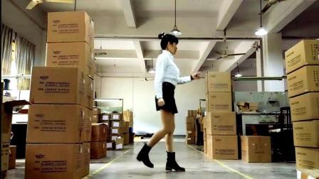 点击观看《麦芽广场舞《兄弟抱一下》16步鬼步舞广场舞》