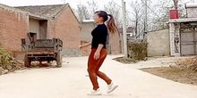 点击观看《32步鬼步舞《玛尼情歌》玫香广场舞》