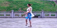 畲族广场舞《魅力畲乡》月牙铃铛舞教学分解 地方民族舞很好看