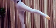 点击观看《紧身裤玉足光脚版韵律32步子舞《亲爱的你知道吗》 青青世界广场舞》